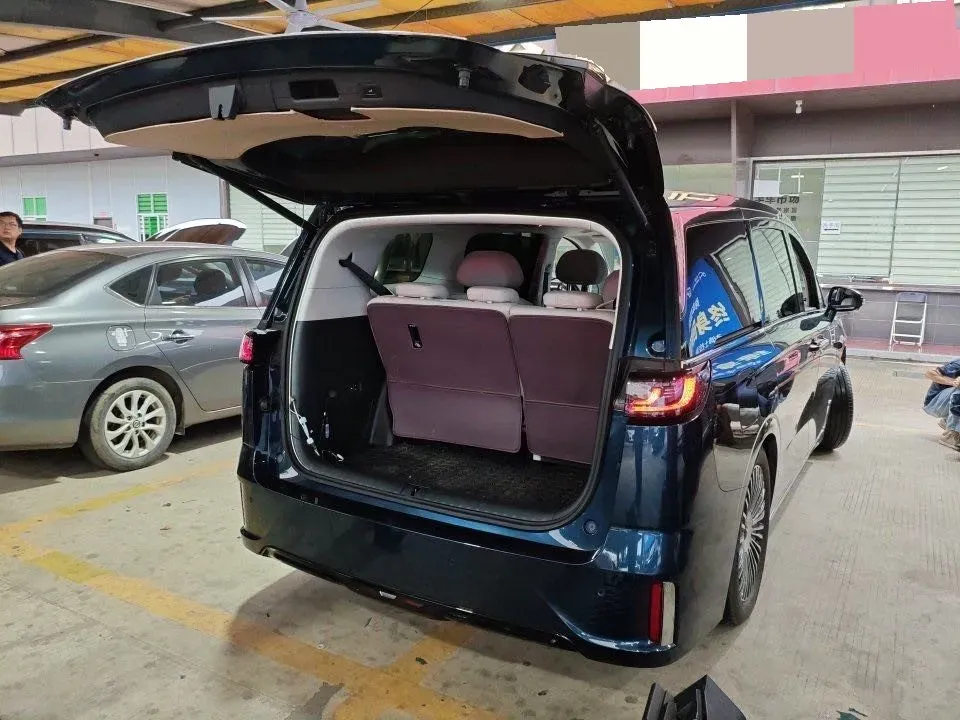 2025 Voyah Dream 1.5T 150HP L4 PHEV 41.7KWH,autocango,china used car exporter,china ev exporter,chinese used car exporter,chinese used ev exporter
