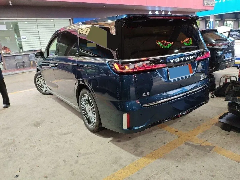 2025 Voyah Dream 1.5T 150HP L4 PHEV 41.7KWH,autocango,china used car exporter,china ev exporter,chinese used car exporter,chinese used ev exporter