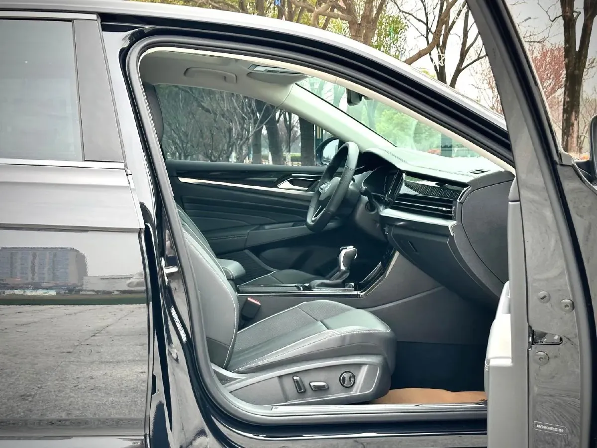 2024 Volkswagen Passat 2.0T 220HP L4 7DCT,autocango,china used car exporter,china ev exporter,chinese used car exporter,chinese used ev exporter