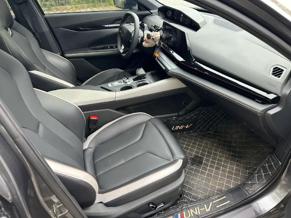 2023 ChangAn UNI-V 1.5T 188HP L4 7DCT,autocango,china used car exporter,china ev exporter,chinese used car exporter,chinese used ev exporter