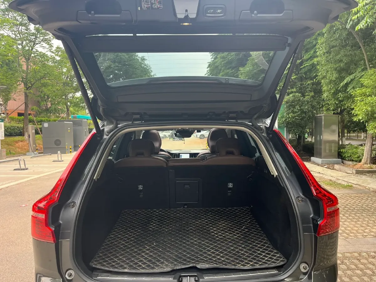 2020 Volvo XC60 2.0T 254HP L4 8AT,autocango,china used car exporter,china ev exporter,chinese used car exporter,chinese used ev exporter
