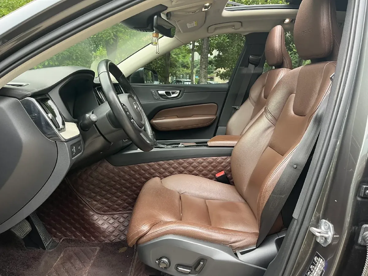 2020 Volvo XC60 2.0T 254HP L4 8AT,autocango,china used car exporter,china ev exporter,chinese used car exporter,chinese used ev exporter