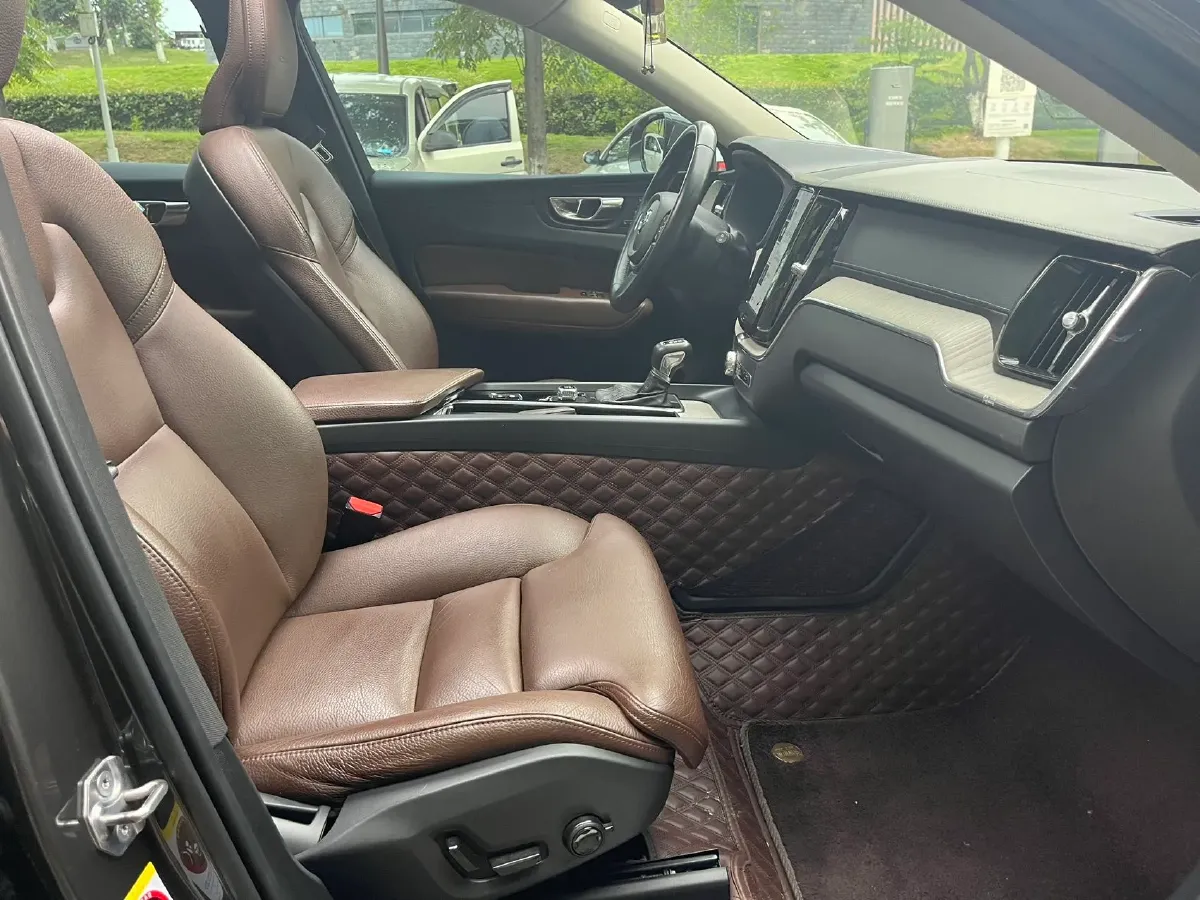 2020 Volvo XC60 2.0T 254HP L4 8AT,autocango,china used car exporter,china ev exporter,chinese used car exporter,chinese used ev exporter
