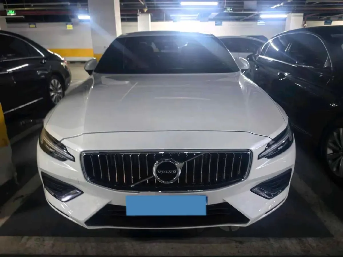 2020 Volvo S60 2.0T 190HP L4 8AT,autocango,china used car exporter,china ev exporter,chinese used car exporter,chinese used ev exporter