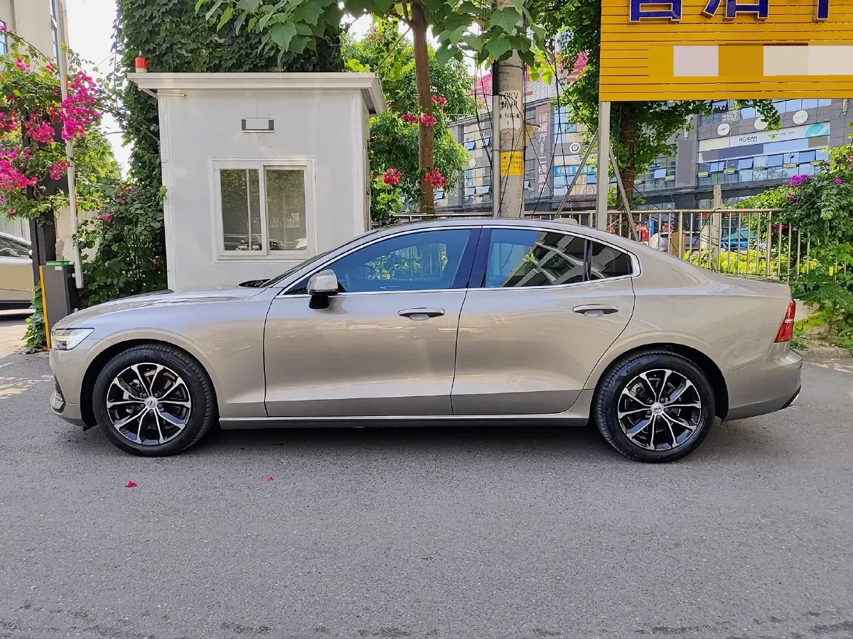 2022 Volvo S60 2.0T 197HP L4 8AT,autocango,china used car exporter,china ev exporter,chinese used car exporter,chinese used ev exporter
