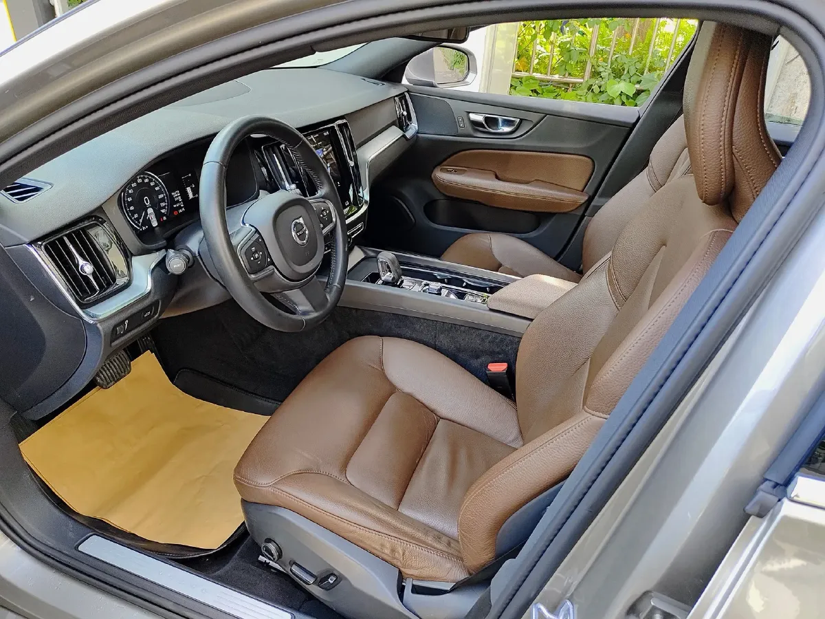 2022 Volvo S60 2.0T 197HP L4 8AT,autocango,china used car exporter,china ev exporter,chinese used car exporter,chinese used ev exporter