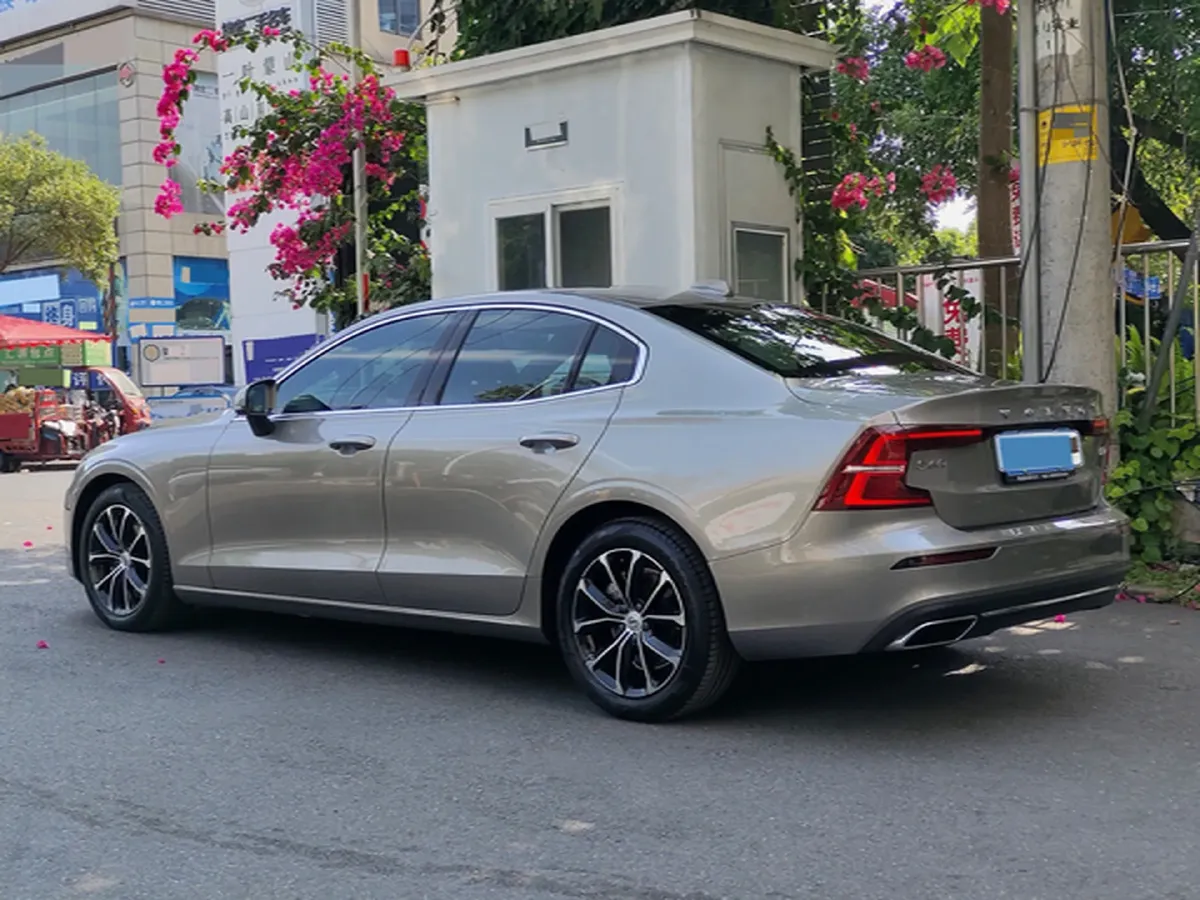 2022 Volvo S60 2.0T 197HP L4 8AT,autocango,china used car exporter,china ev exporter,chinese used car exporter,chinese used ev exporter