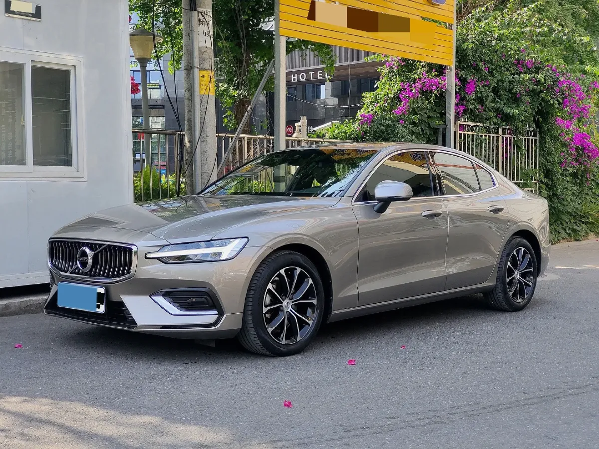 2022 Volvo S60 2.0T 197HP L4 8AT,autocango,china used car exporter,china ev exporter,chinese used car exporter,chinese used ev exporter
