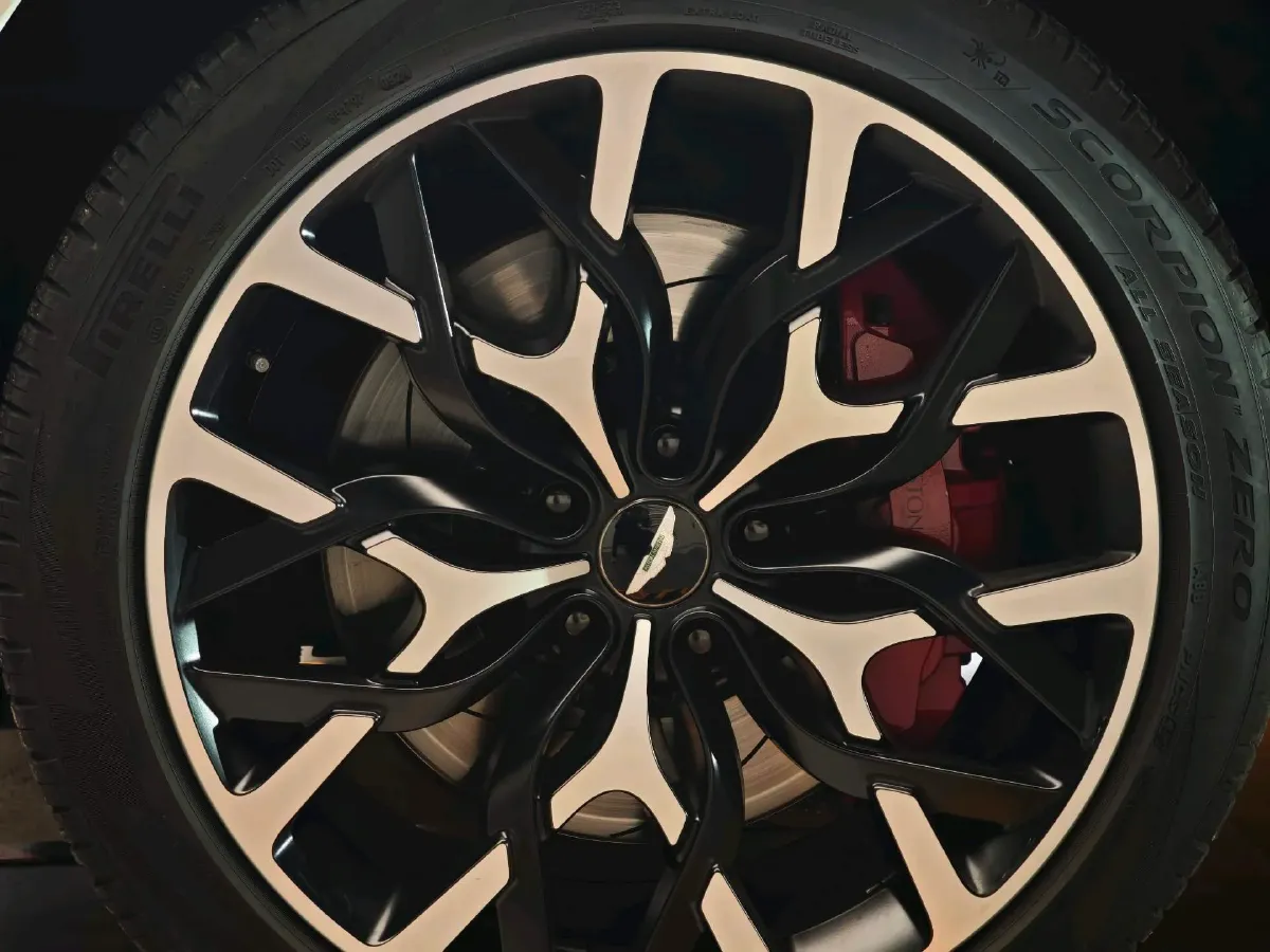 2021 Aston Martin DBX 4.0T 550HP V8 9AT,autocango,china used car exporter,china ev exporter,chinese used car exporter,chinese used ev exporter