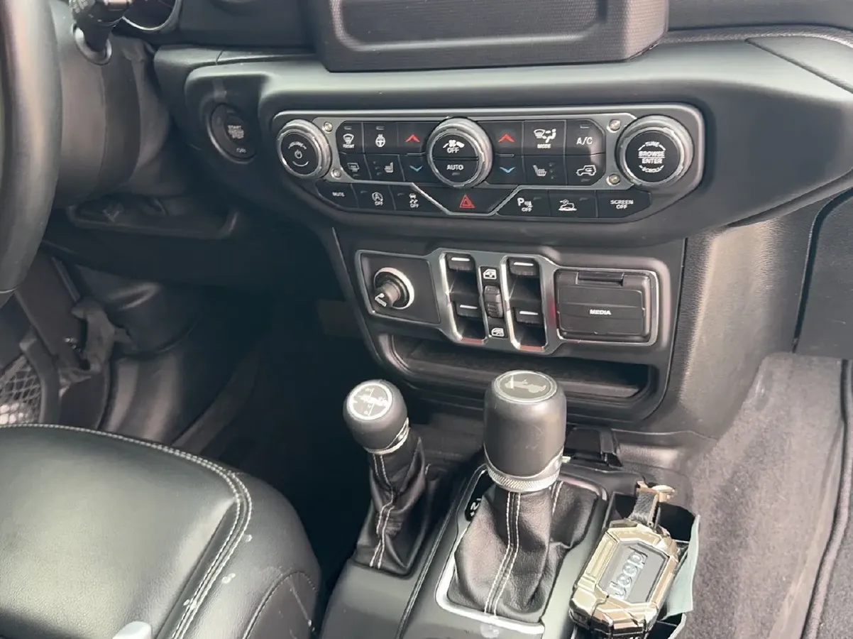 2021 Jeep Wrangler 2.0T 266HP L4 8AT,autocango,china used car exporter,china ev exporter,chinese used car exporter,chinese used ev exporter