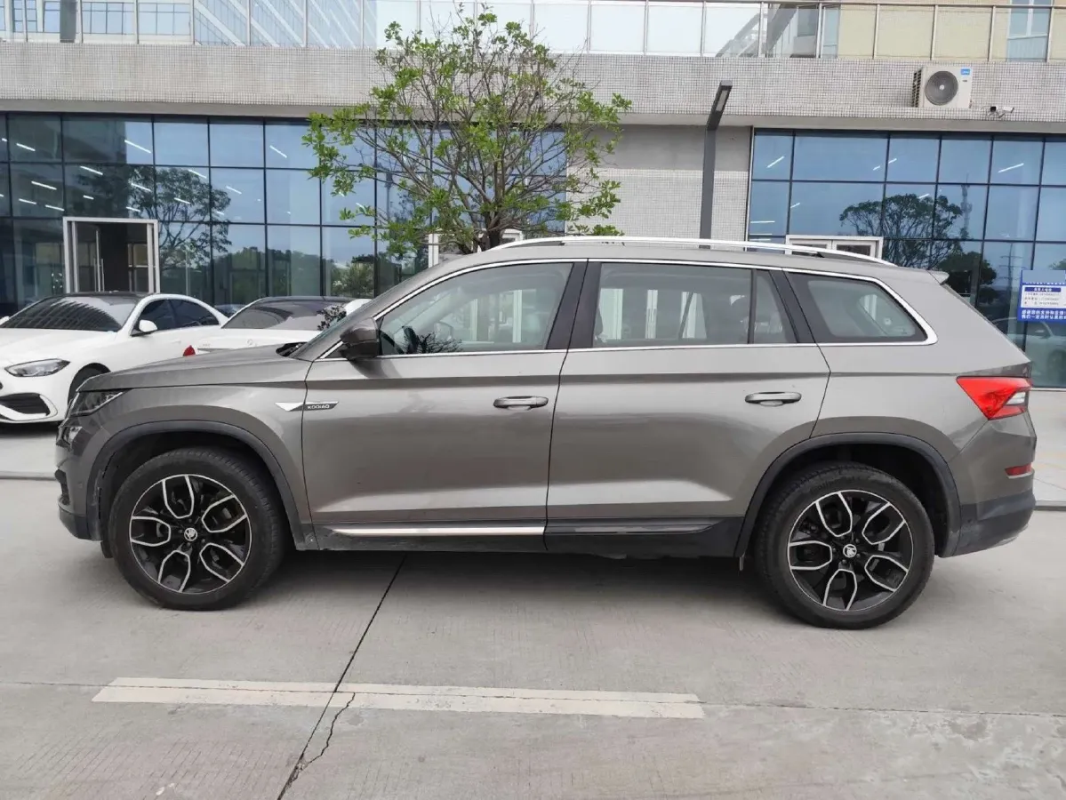 2019 Skoda Superb 2.0T 220HP L4 7DCT,autocango,china used car exporter,china ev exporter,chinese used car exporter,chinese used ev exporter
