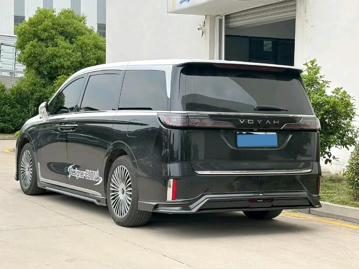 2025 Voyah Dream 1.5T 150HP L4 PHEV 41.7KWH,autocango,china used car exporter,china ev exporter,chinese used car exporter,chinese used ev exporter