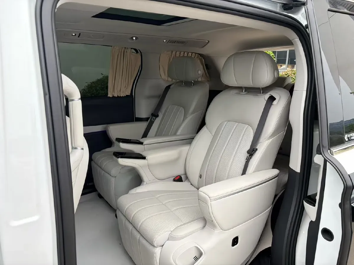 2025 Voyah Dream 1.5T 150HP L4 PHEV 41.7KWH,autocango,china used car exporter,china ev exporter,chinese used car exporter,chinese used ev exporter