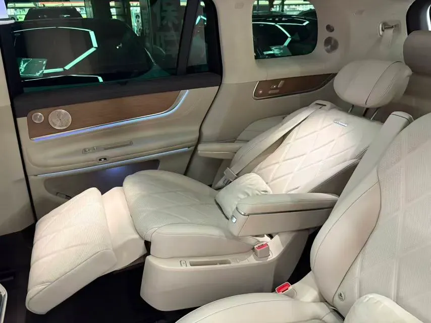 2025 AITO AITO M9 REEV 160HP REEV 52KWH,autocango,china used car exporter,china ev exporter,chinese used car exporter,chinese used ev exporter