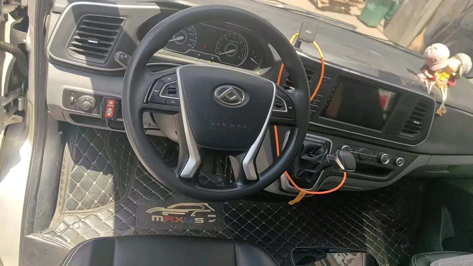 2021 MAXUS XinTu V80 2.0T 139HP L4 6MT,autocango,china used car exporter,china ev exporter,chinese used car exporter,chinese used ev exporter