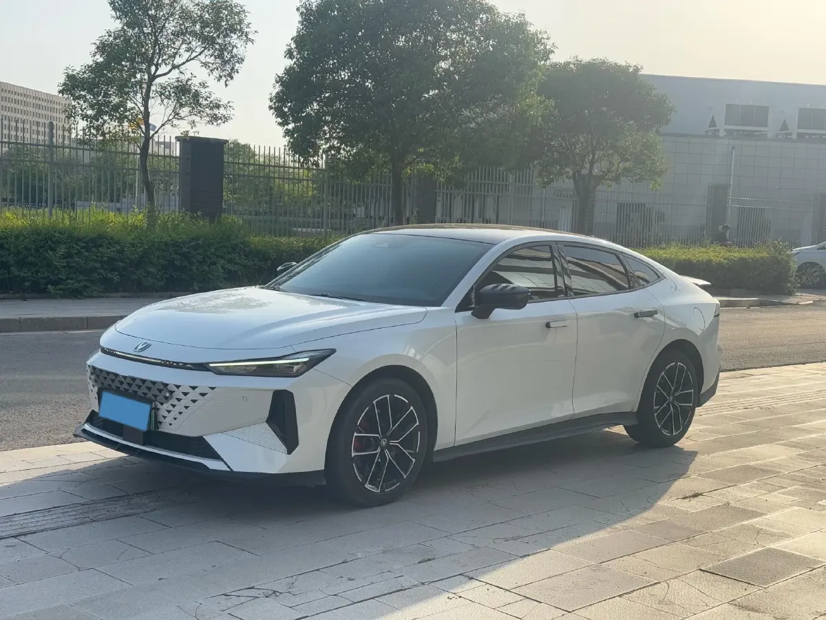 2024 ChangAn UNI-V iDD 1.5L 110HP L4 E-CVT PHEV 18.99KWH,autocango,china used car exporter,china ev exporter,chinese used car exporter,chinese used ev exporter
