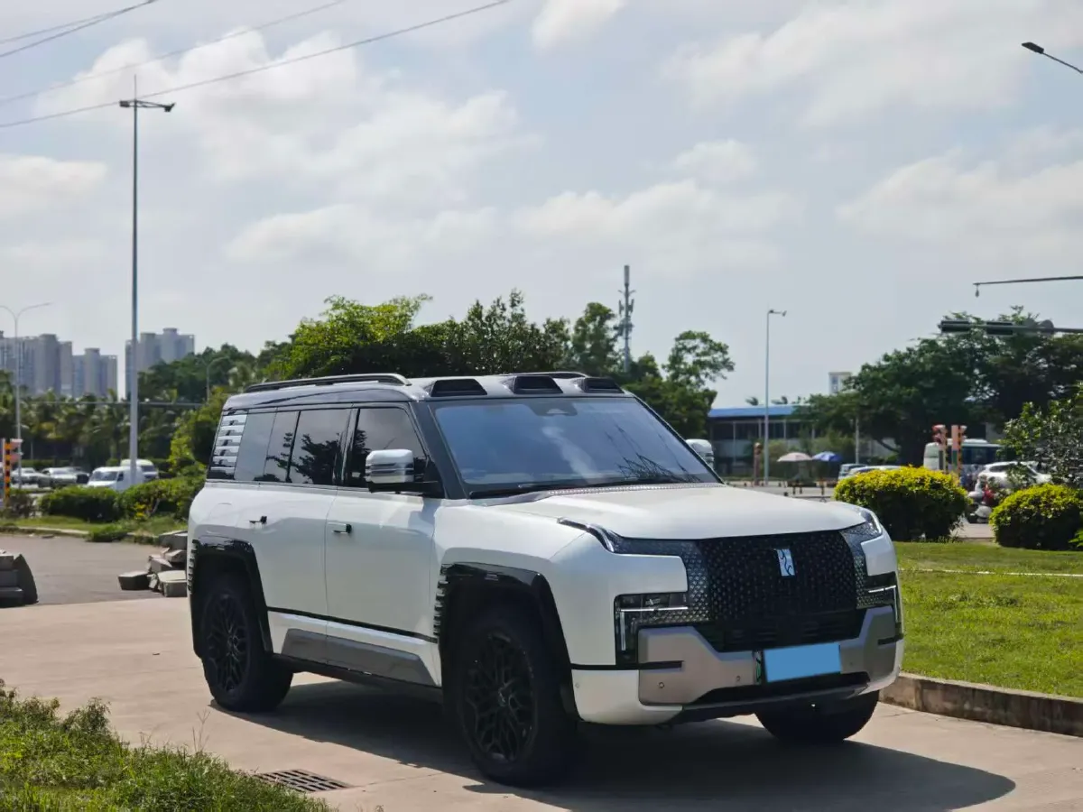 2023 YangWang U8 2.0T 272HP L4 REEV 49.05KWH,autocango,china used car exporter,china ev exporter,chinese used car exporter,chinese used ev exporter