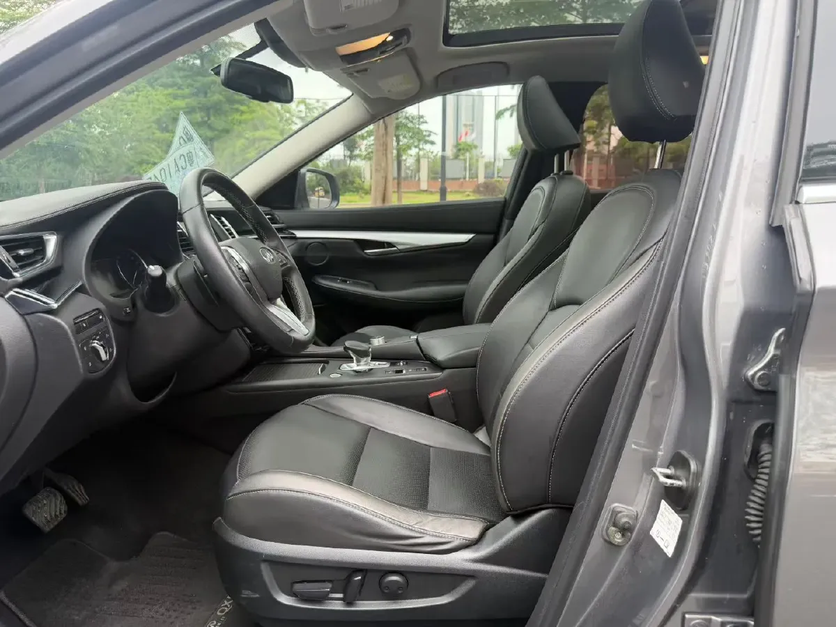 2018 Infiniti QX30 2.0T 211HP L4 7DCT,autocango,china used car exporter,china ev exporter,chinese used car exporter,chinese used ev exporter