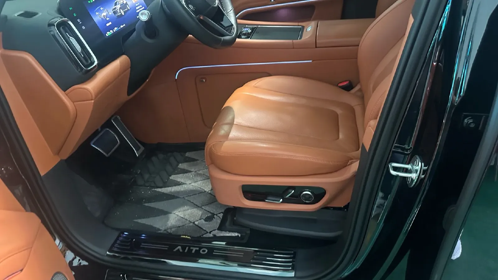 2024 AITO AITO M9 1.5T 152HP L4 REEV 52KWH,autocango,china used car exporter,china ev exporter,chinese used car exporter,chinese used ev exporter