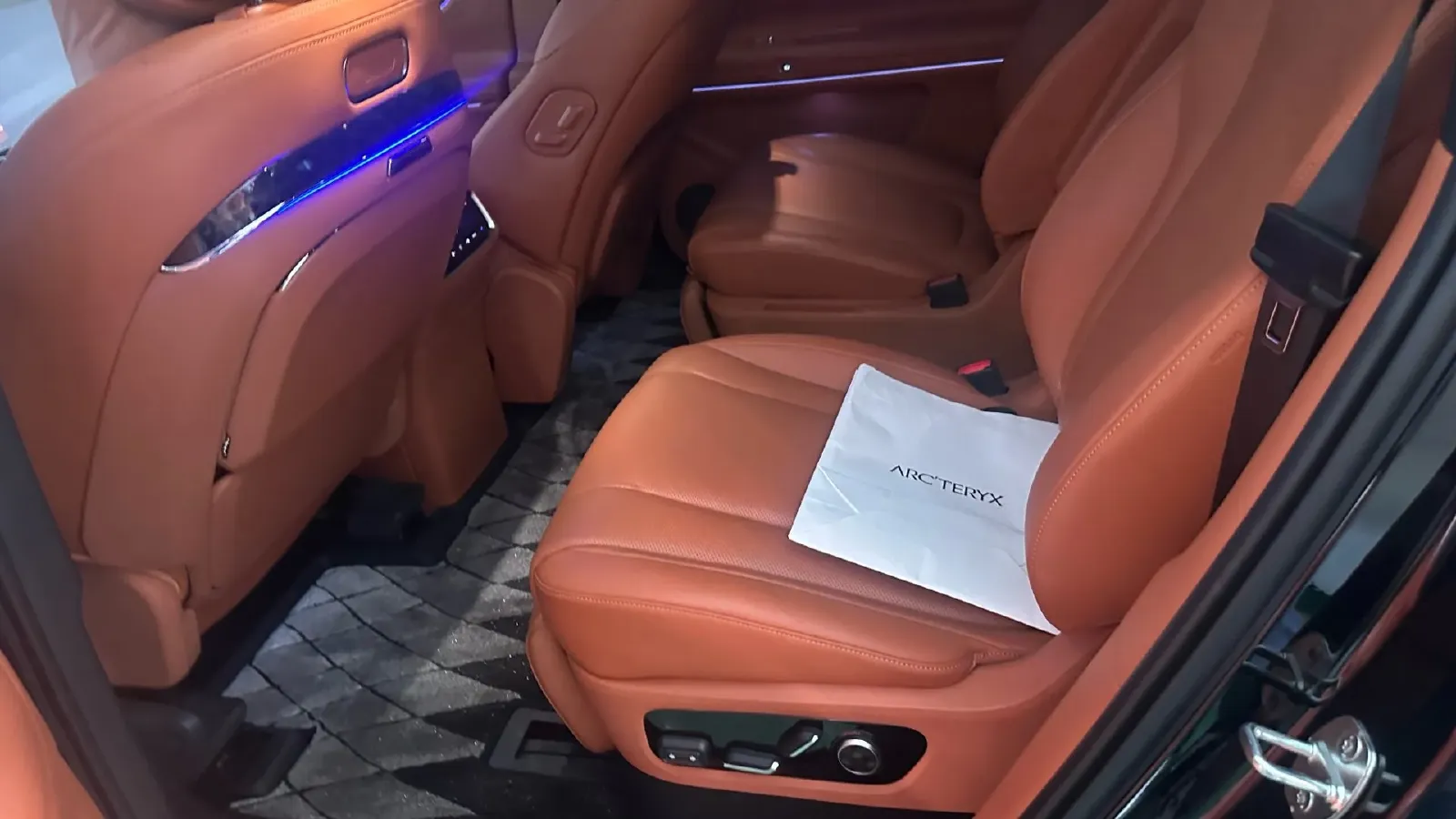 2024 AITO AITO M9 1.5T 152HP L4 REEV 52KWH,autocango,china used car exporter,china ev exporter,chinese used car exporter,chinese used ev exporter