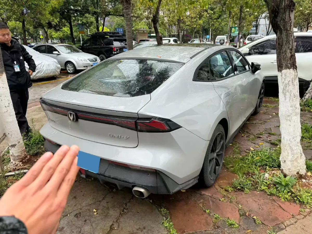 2022 ChangAn UNI-V 1.5T 188HP L4 7DCT,autocango,china used car exporter,china ev exporter,chinese used car exporter,chinese used ev exporter