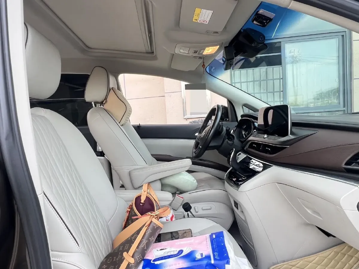 2022 Buick GL8 2.0T 237HP L4 9AT,autocango,china used car exporter,china ev exporter,chinese used car exporter,chinese used ev exporter