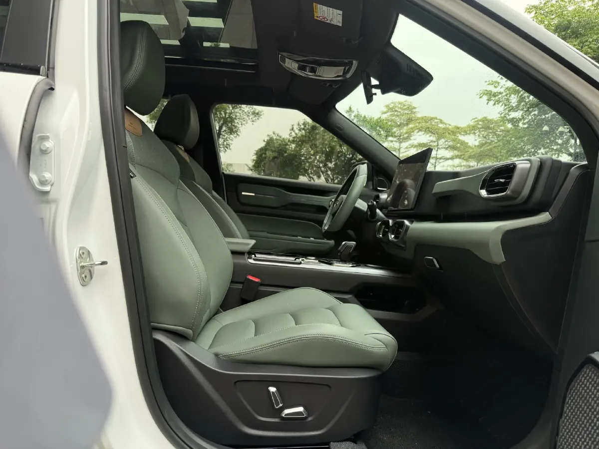 2025 Geely Cowboy 1.5T 181HP L4 7DCT,autocango,china used car exporter,china ev exporter,chinese used car exporter,chinese used ev exporter