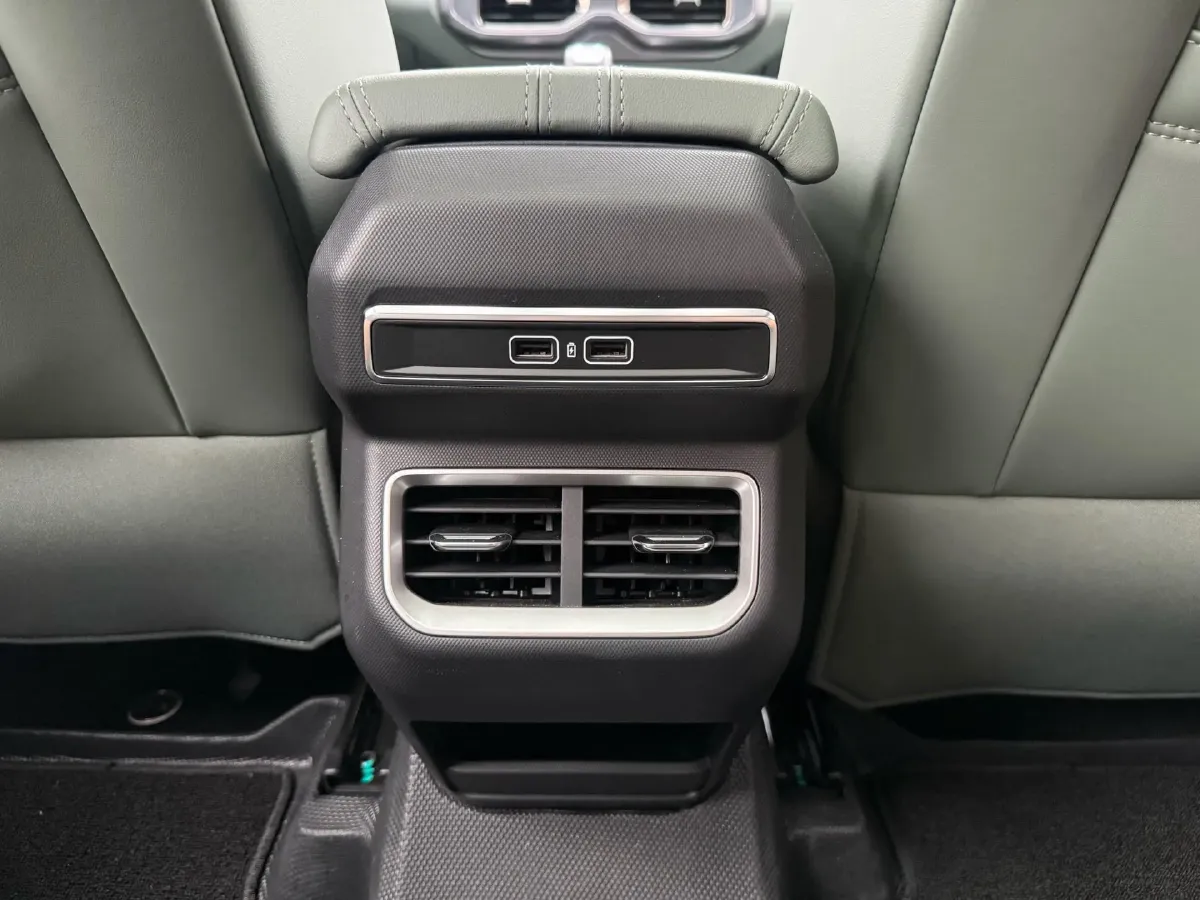 2025 Geely Cowboy 1.5T 181HP L4 7DCT,autocango,china used car exporter,china ev exporter,chinese used car exporter,chinese used ev exporter