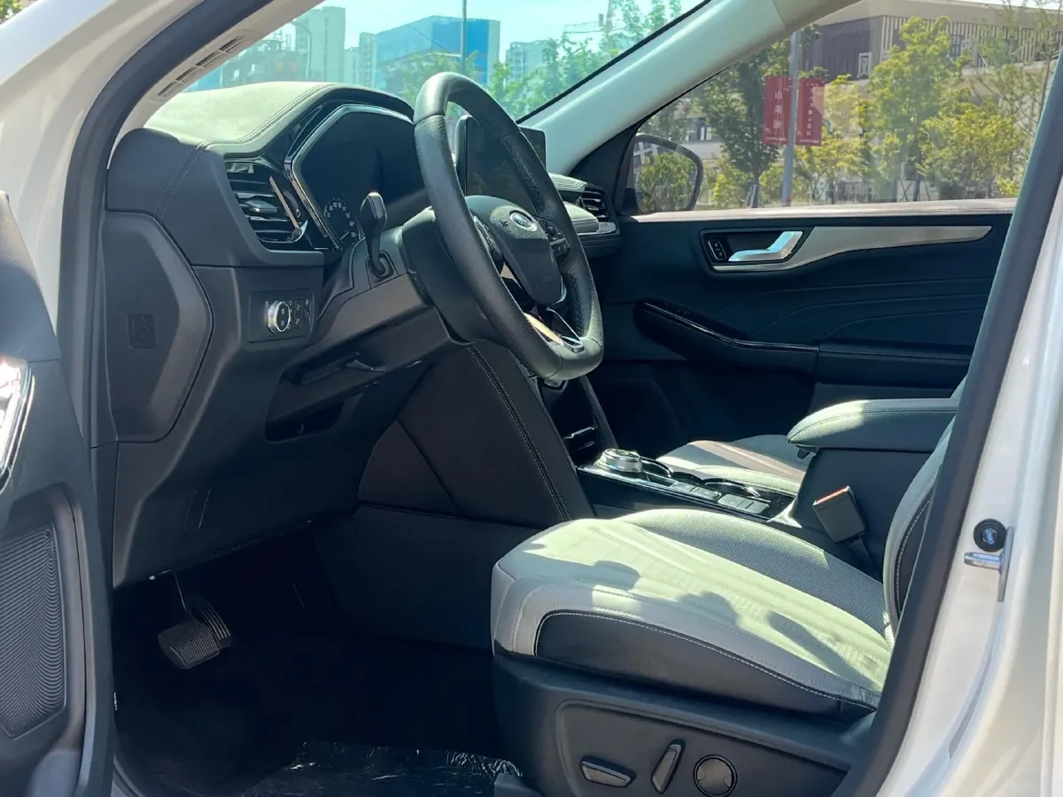 2020 Ford Escape 2.0T 248HP L4 8AT,autocango,china used car exporter,china ev exporter,chinese used car exporter,chinese used ev exporter