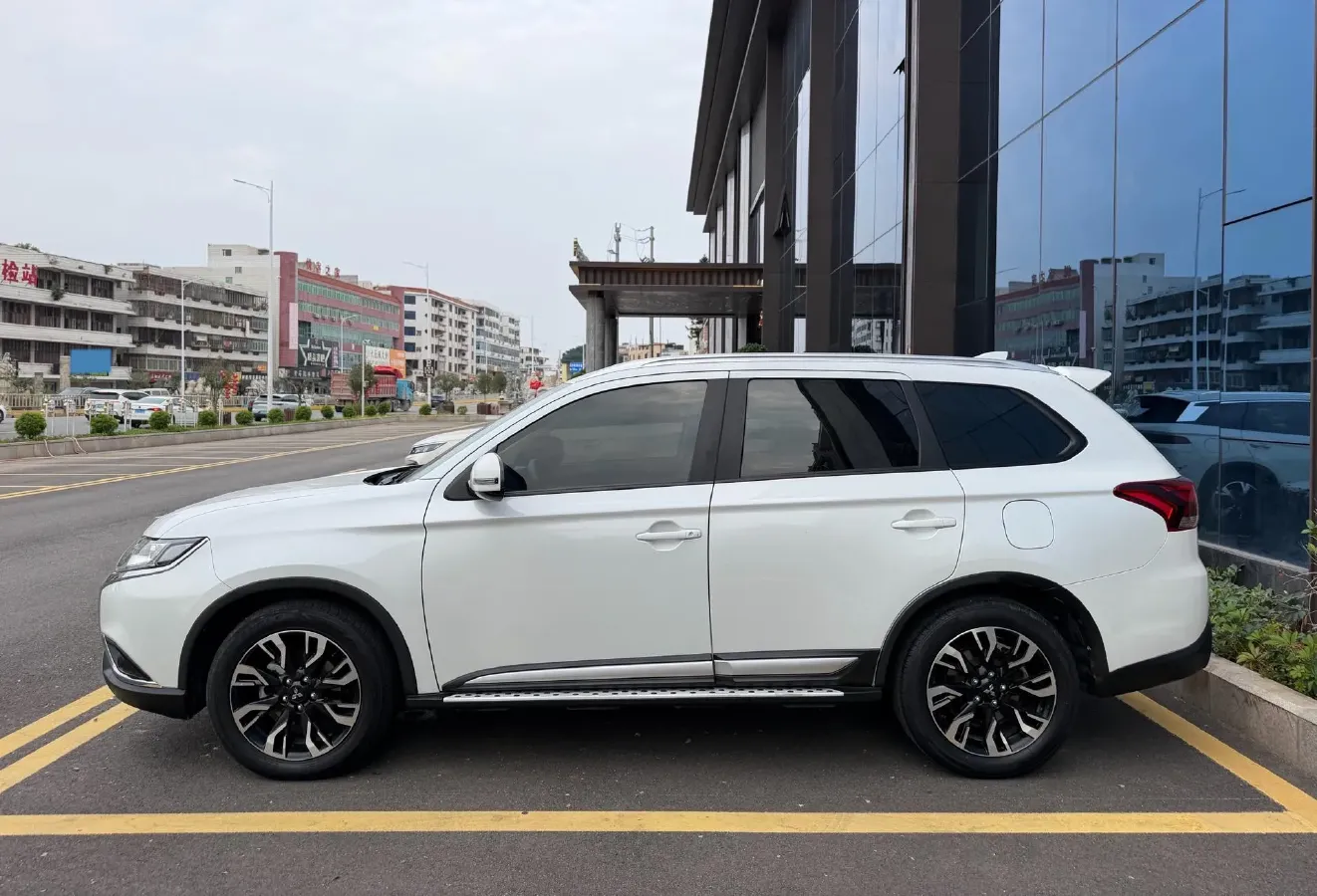 2020 Mitsubishi Outlander 2.0L 166HP L4 CVT,autocango,china used car exporter,china ev exporter,chinese used car exporter,chinese used ev exporter