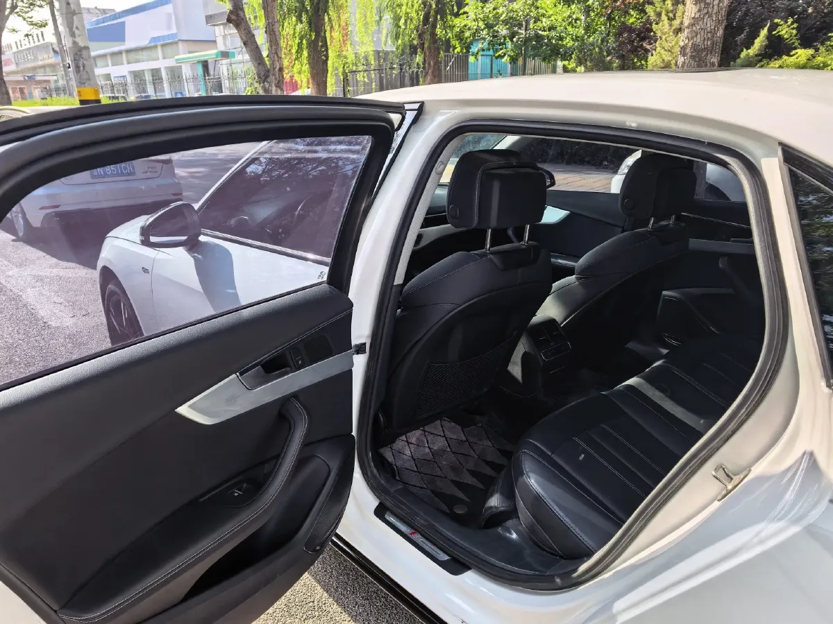 2023 Audi A4L 2.0T 190HP L4 7DCT,autocango,china used car exporter,china ev exporter,chinese used car exporter,chinese used ev exporter