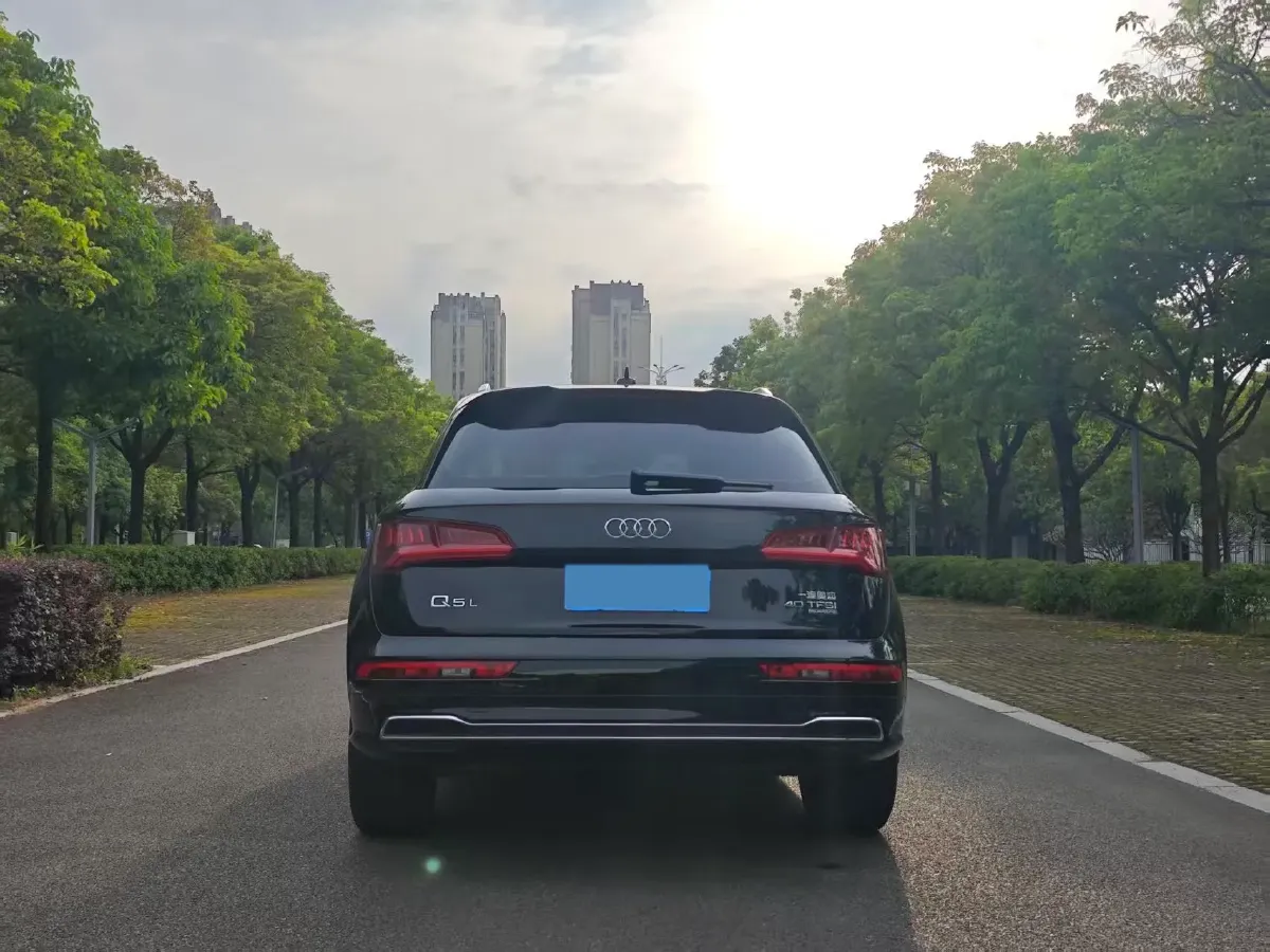 2020 Audi Q5L 2.0T 190HP L4 7DCT,autocango,china used car exporter,china ev exporter,chinese used car exporter,chinese used ev exporter