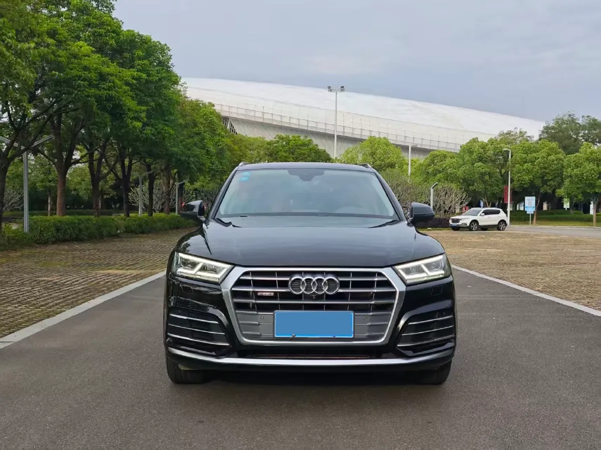 2020 Audi Q5L 2.0T 190HP L4 7DCT,autocango,china used car exporter,china ev exporter,chinese used car exporter,chinese used ev exporter