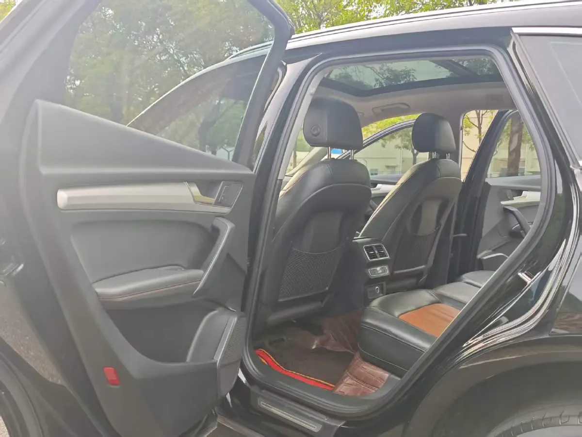 2020 Audi Q5L 2.0T 190HP L4 7DCT,autocango,china used car exporter,china ev exporter,chinese used car exporter,chinese used ev exporter