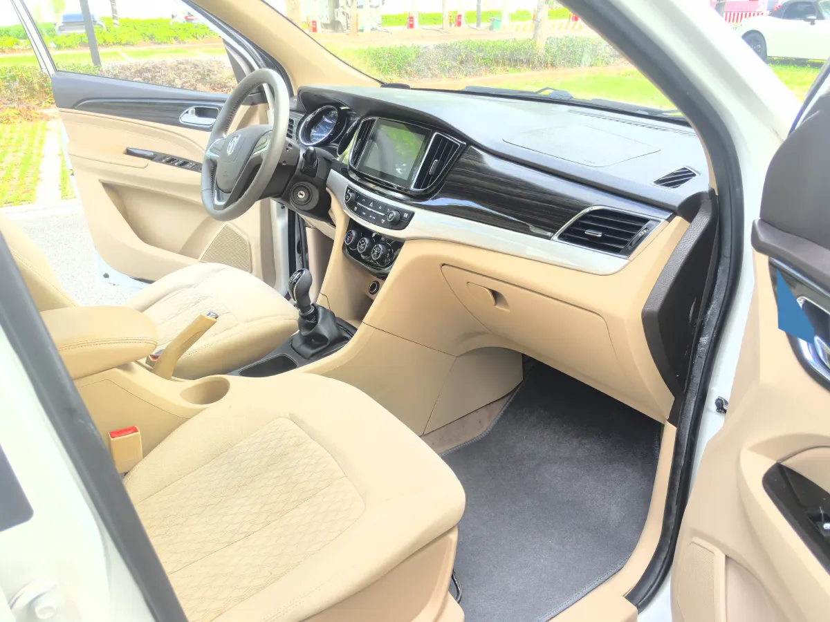 2019 BaoJun 730 1.5L 105HP L4 6MT,autocango,china used car exporter,china ev exporter,chinese used car exporter,chinese used ev exporter