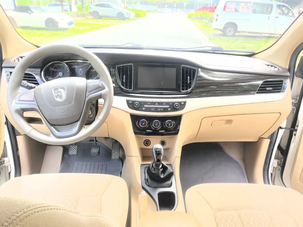 2019 BaoJun 730 1.5L 105HP L4 6MT,autocango,china used car exporter,china ev exporter,chinese used car exporter,chinese used ev exporter