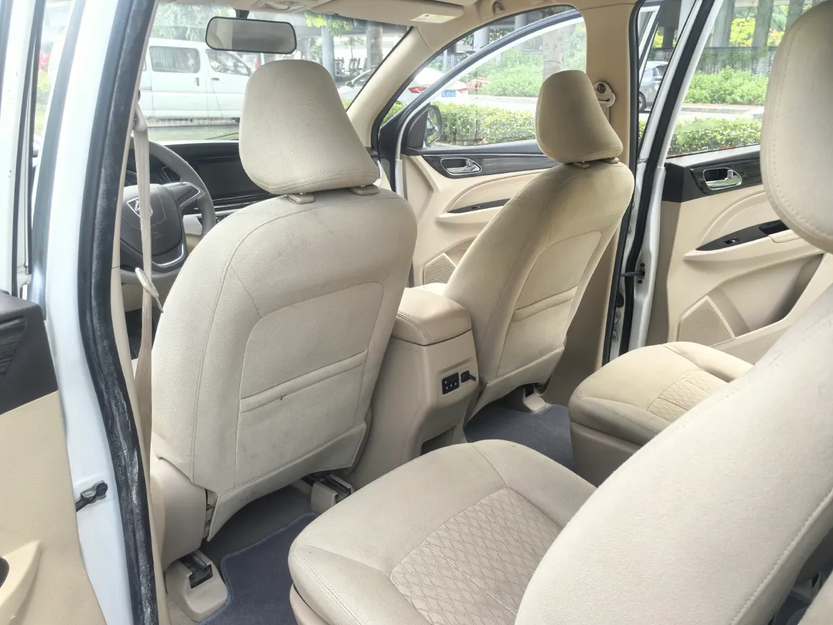 2019 BaoJun 730 1.5L 105HP L4 6MT,autocango,china used car exporter,china ev exporter,chinese used car exporter,chinese used ev exporter