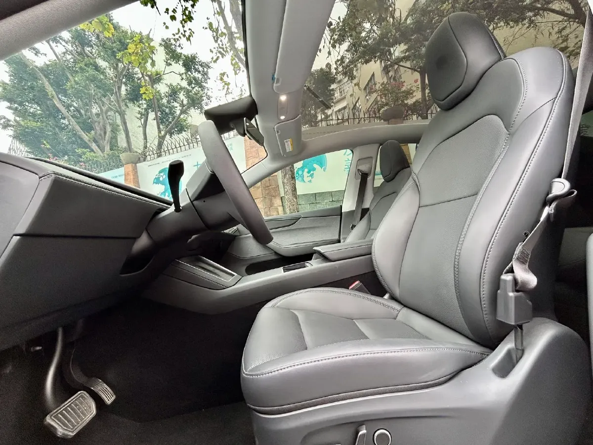 2025 Tesla Model Y BEV 62.5KWH,autocango,china used car exporter,china ev exporter,chinese used car exporter,chinese used ev exporter