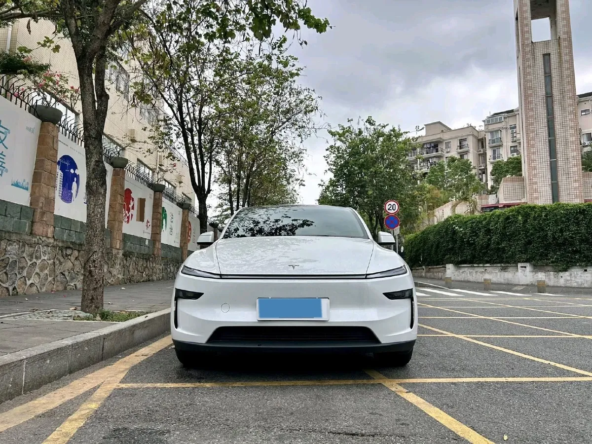 2025 Tesla Model Y BEV 62.5KWH,autocango,china used car exporter,china ev exporter,chinese used car exporter,chinese used ev exporter
