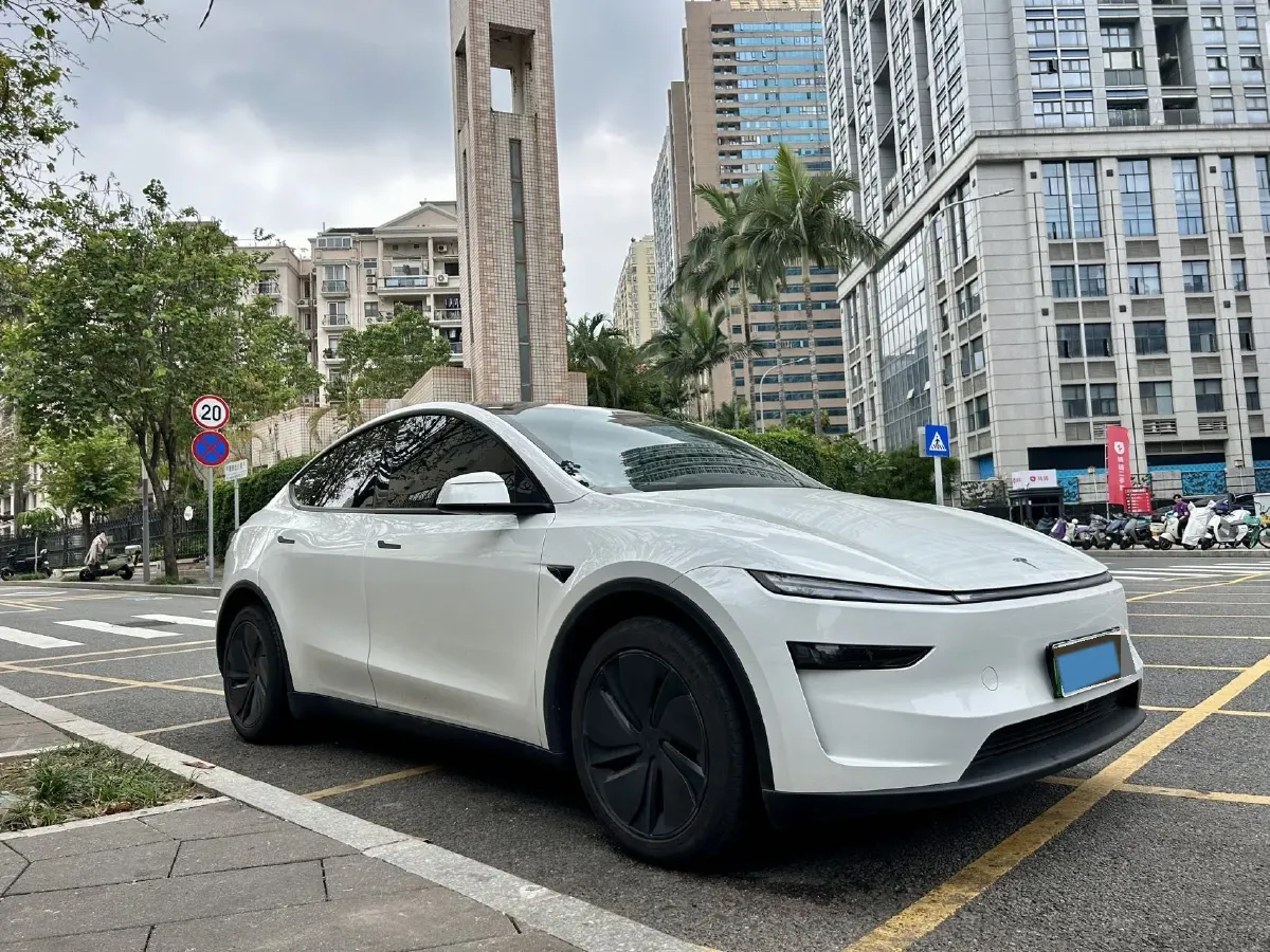 2025 Tesla Model Y BEV 62.5KWH,autocango,china used car exporter,china ev exporter,chinese used car exporter,chinese used ev exporter