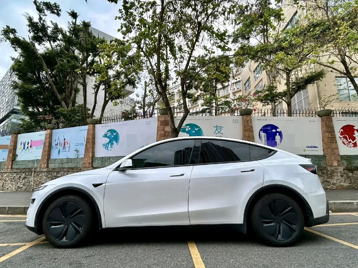 2025 Tesla Model Y BEV 62.5KWH,autocango,china used car exporter,china ev exporter,chinese used car exporter,chinese used ev exporter