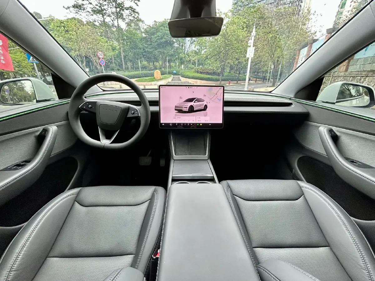 2025 Tesla Model Y BEV 62.5KWH,autocango,china used car exporter,china ev exporter,chinese used car exporter,chinese used ev exporter