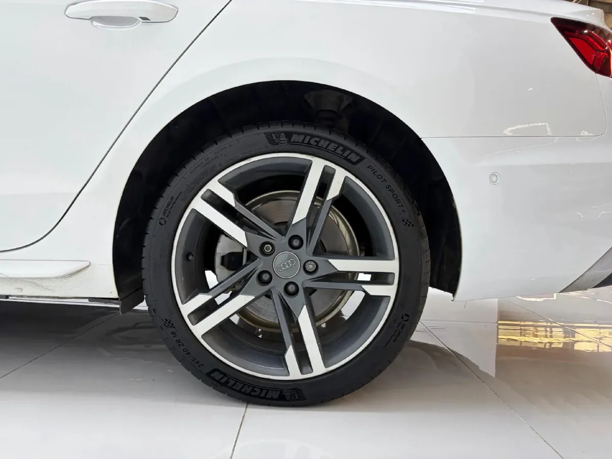 2020 Audi A4L 2.0T 190HP L4 7DCT,autocango,china used car exporter,china ev exporter,chinese used car exporter,chinese used ev exporter