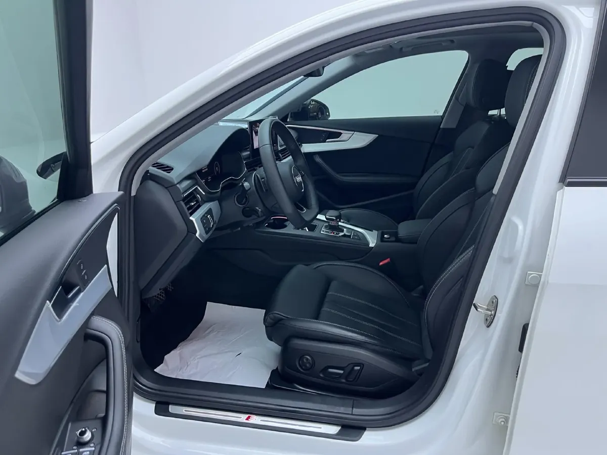 2022 Audi A4L 2.0T 190HP L4 7DCT,autocango,china used car exporter,china ev exporter,chinese used car exporter,chinese used ev exporter