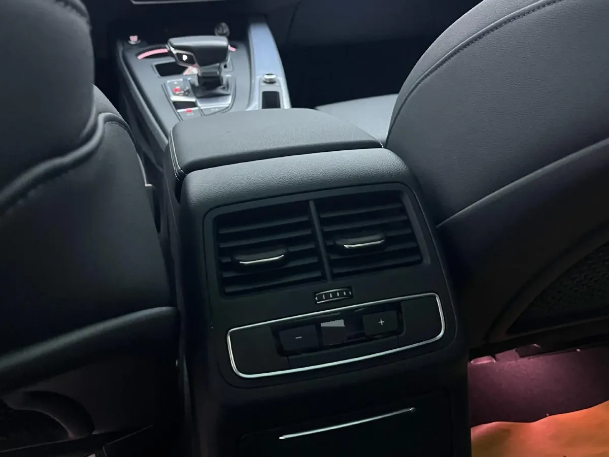 2022 Audi A4L 2.0T 190HP L4 7DCT,autocango,china used car exporter,china ev exporter,chinese used car exporter,chinese used ev exporter