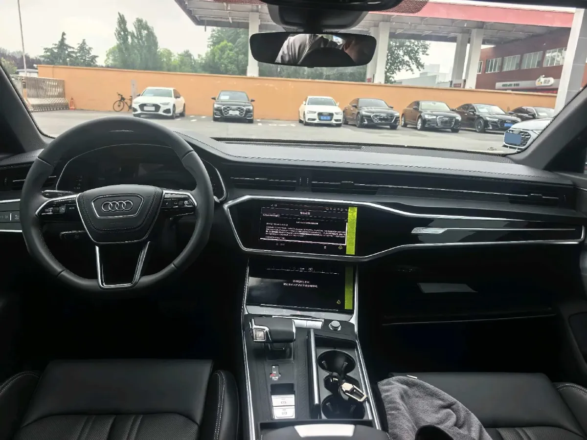 2025 Audi A6L 2.0T 190HP L4 7DCT,autocango,china used car exporter,china ev exporter,chinese used car exporter,chinese used ev exporter
