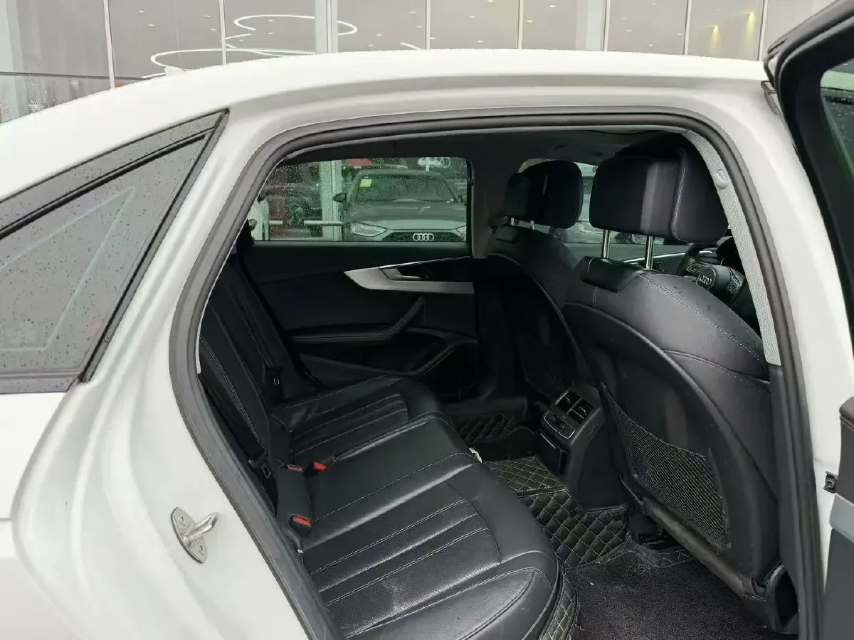 2022 Audi A4L 2.0T 190HP L4 7DCT,autocango,china used car exporter,china ev exporter,chinese used car exporter,chinese used ev exporter