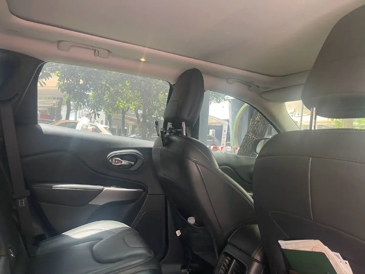 2019 Jeep Cherokee 2.0T 265HP L4 9AT,autocango,china used car exporter,china ev exporter,chinese used car exporter,chinese used ev exporter
