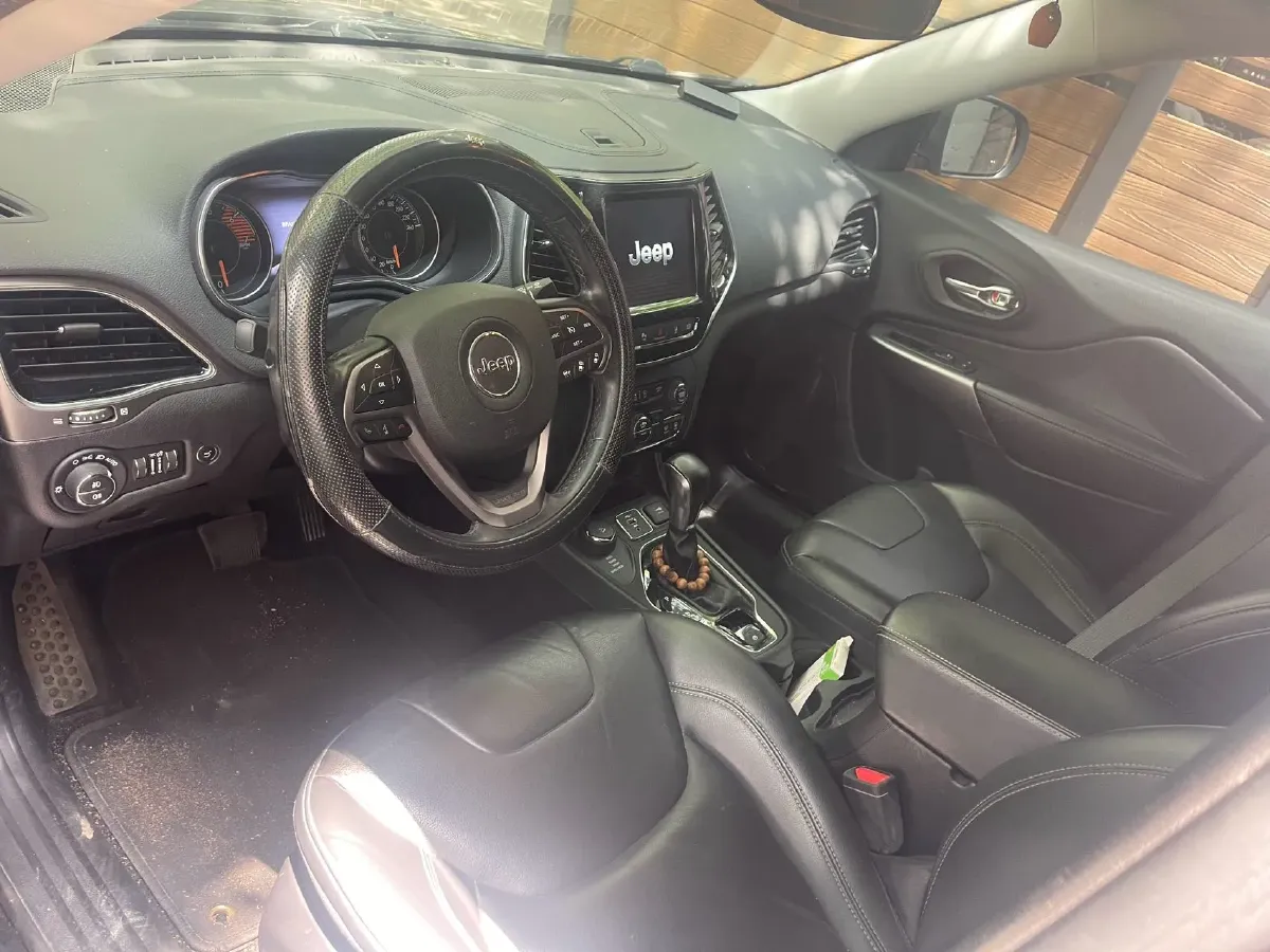 2019 Jeep Cherokee 2.0T 265HP L4 9AT,autocango,china used car exporter,china ev exporter,chinese used car exporter,chinese used ev exporter
