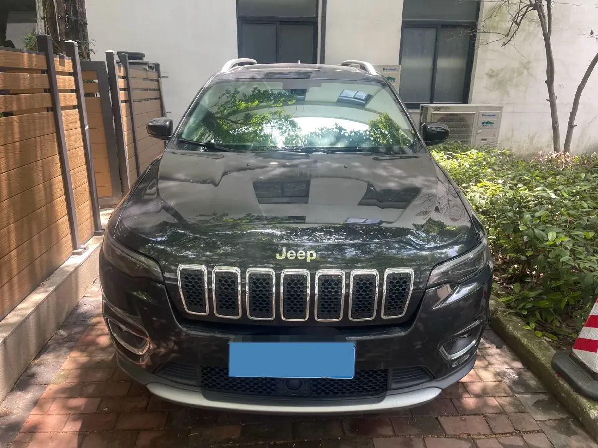 2019 Jeep Cherokee 2.0T 265HP L4 9AT,autocango,china used car exporter,china ev exporter,chinese used car exporter,chinese used ev exporter